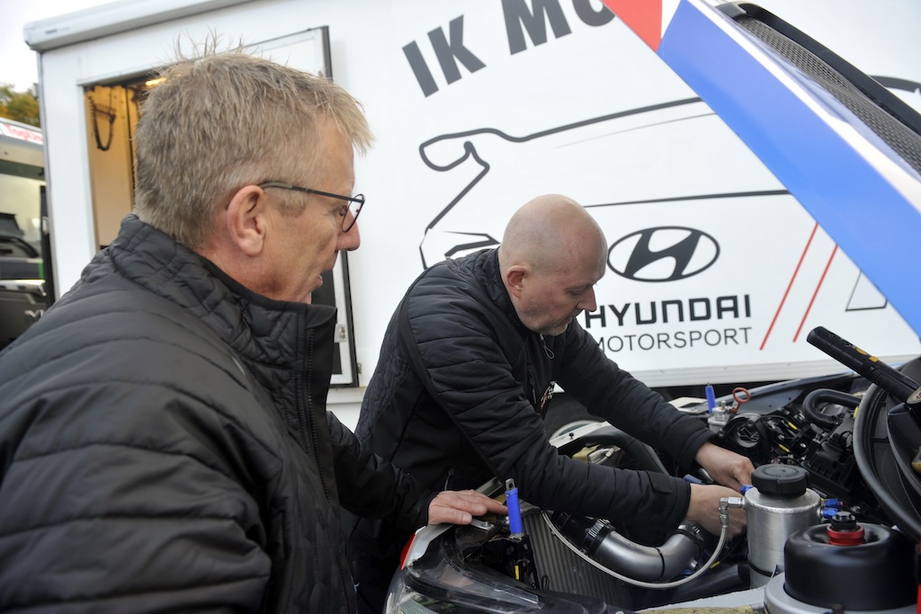 Ib Kragh 'Mit mekanikerteam måtte knokle begge dage for at holde bilen kørende'.
(Foto: IK Motorsport)